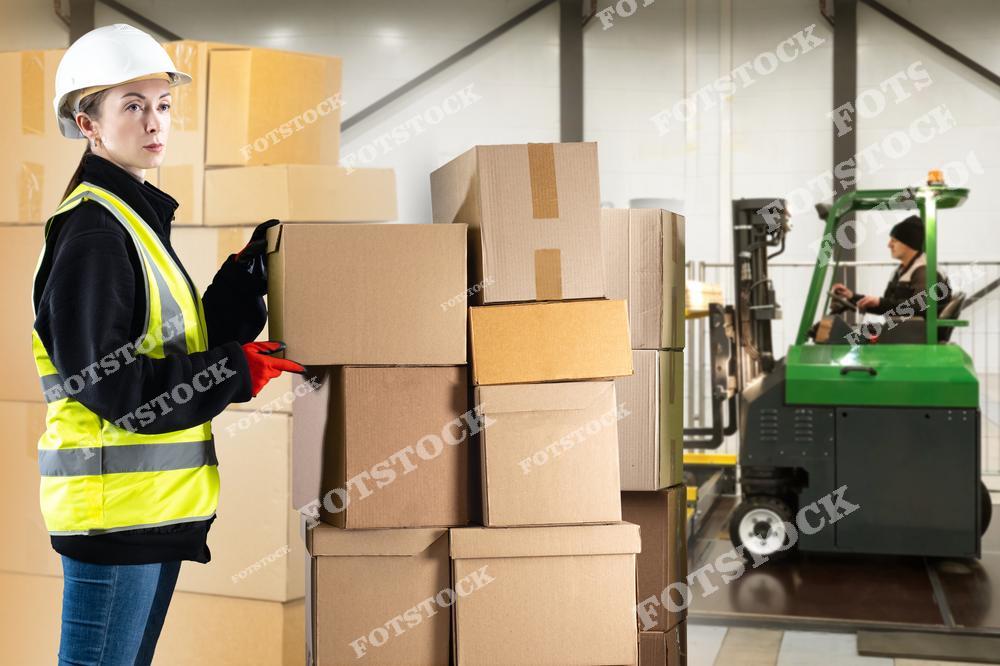 Фото сотрудницы склада в распределительном центре fulfillment-компании. На фотографии показана женщина-работник склада, поднимающая картонную коробку и выполняющая операции по обработке посылок. Фотоснимок выполнен с художественным размытием фона (art blurred): за сотрудницей виден вилочный погрузчик, задействованный в погрузке товаров. Изображение отражает повседневную работу в складской индустрии и карьерные возможности в сфере warehousing; иллюстрация подчёркивает динамику, вовлечённость и профессиональный характер складских операций.

Эту фотографию можно использовать для иллюстрации тем, связанных с работой распределительных центров, fulfillment-сервисами, карьерой на складе и участием женщин в логистике. Она подойдёт для HR-материалов, сайтов логистических компаний, презентаций о складских профессиях, рекламных материалов fulfillment-операторов и статей о современных складах.